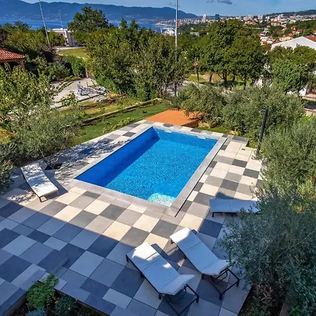 3 Bedroom Lovely In Prázdninový dům Kostrena